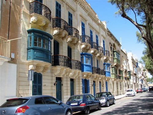 Housing in the gracious old capital of Valetta © Clare and Andrew Payne